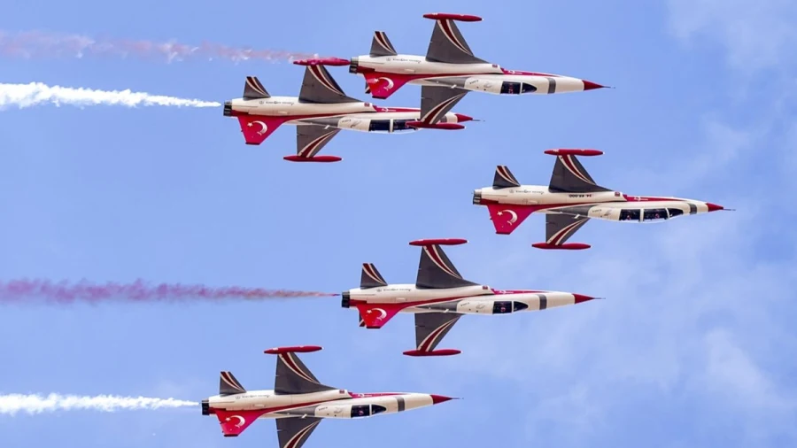 Türk Yıldızları Şanlıurfa'da nefes kesen gösteri sundu
