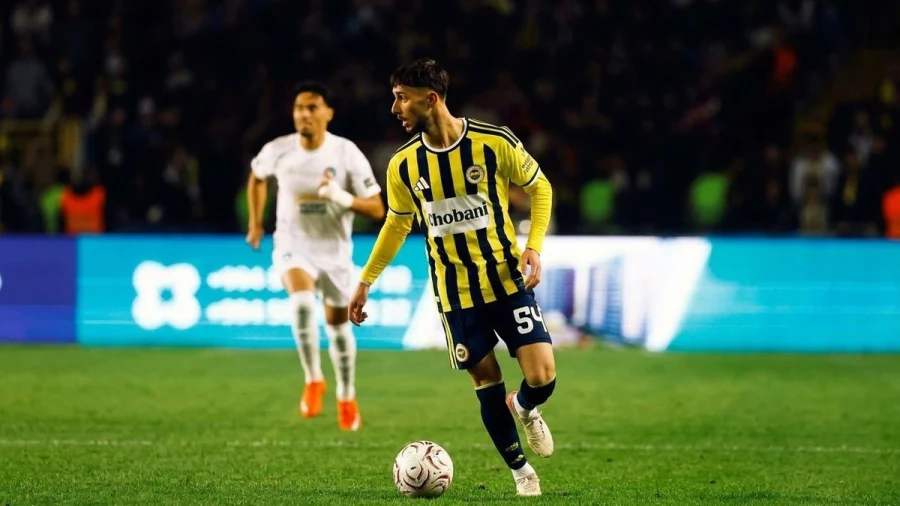 Fenerbahçe hazırlık maçında kırmızı kart gördü ama 11 kişi kaldı
