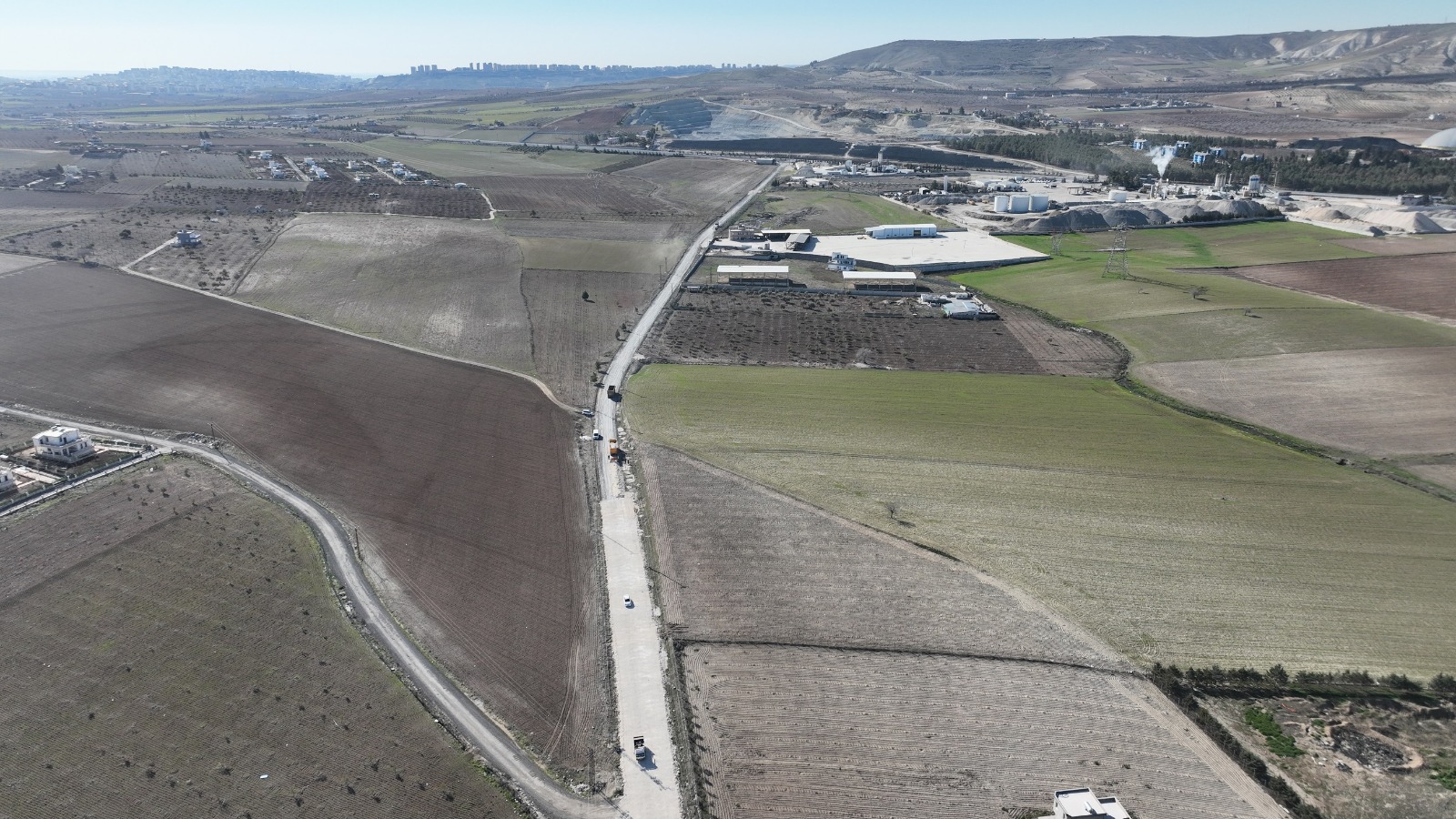 BÜYÜKŞEHİR, KARAKÖPRÜ’DE 14 KM’LİK GRUP YOLUNU SICAK ASFALTLA BULUŞTURUYOR