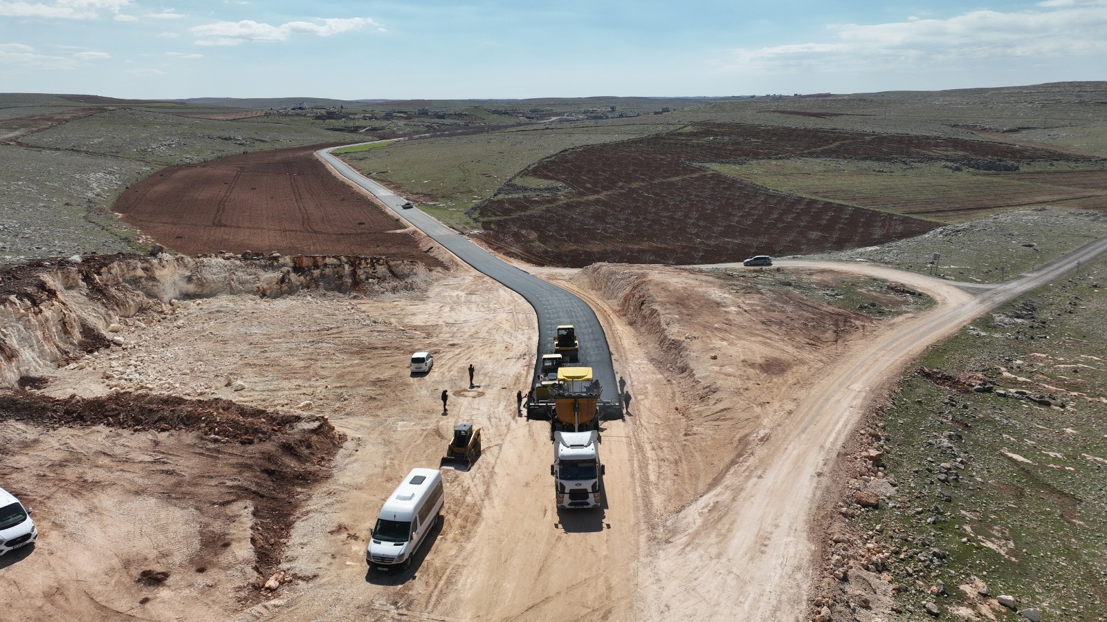 HALFETİ–BOZOVA GRUP YOLUNDAKİ ASFALT ÇALIŞMALARINDA SONA GELİNDİ