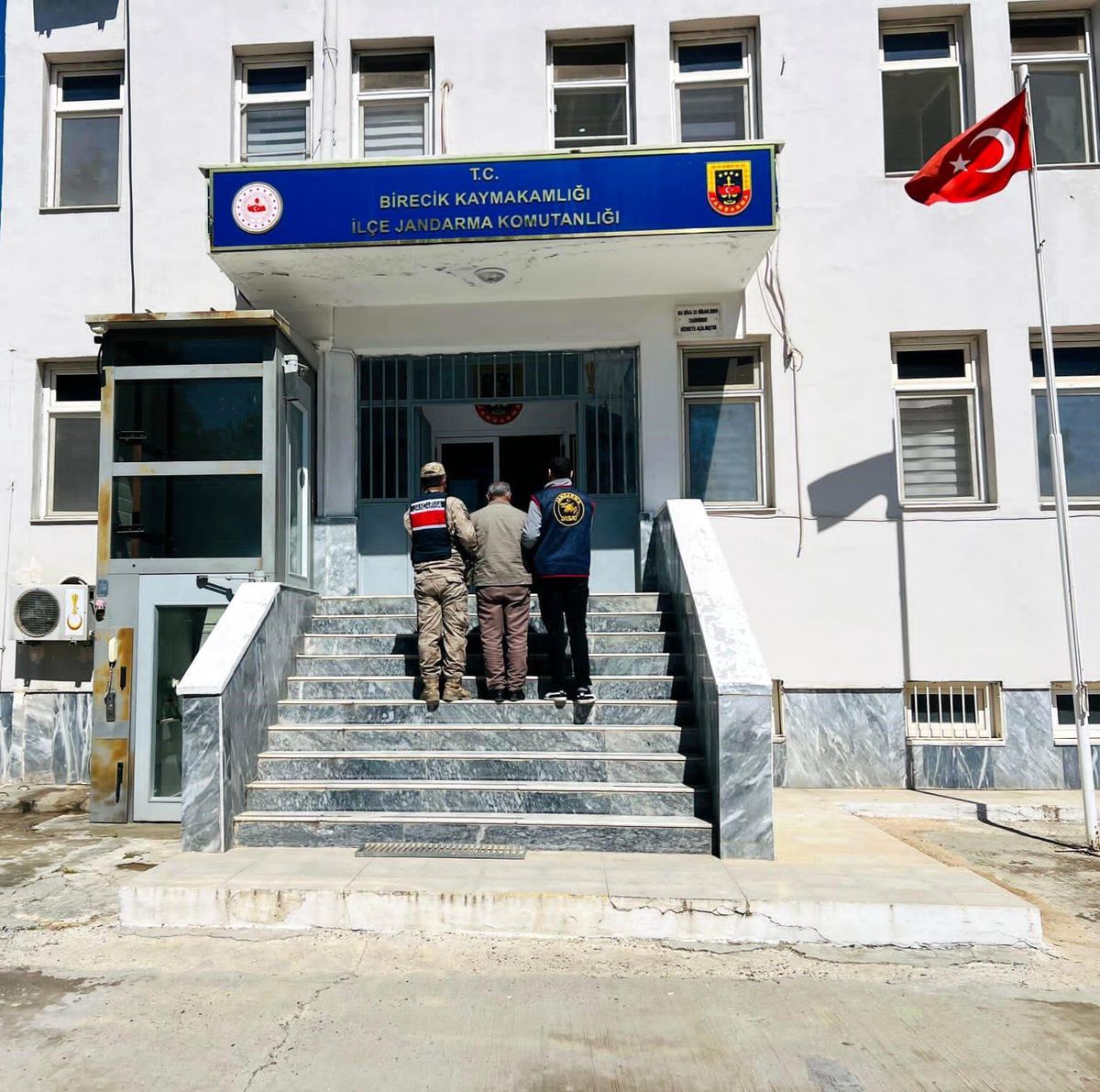 Birecik'te 2 Aranan Şahıs Yakalandı