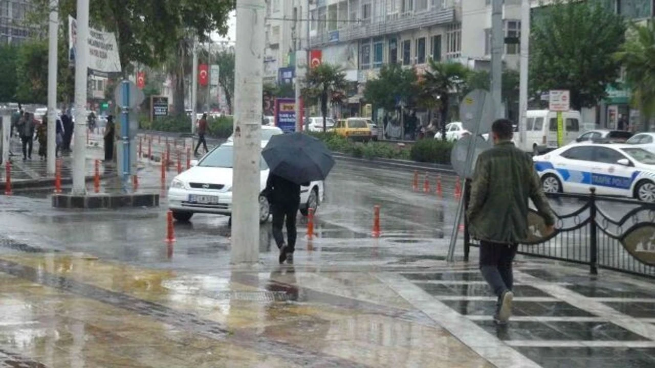 Şanlıurfa Güne Sağanakla Başladı: Vatandaş Hazırlıksız Yakalandı!