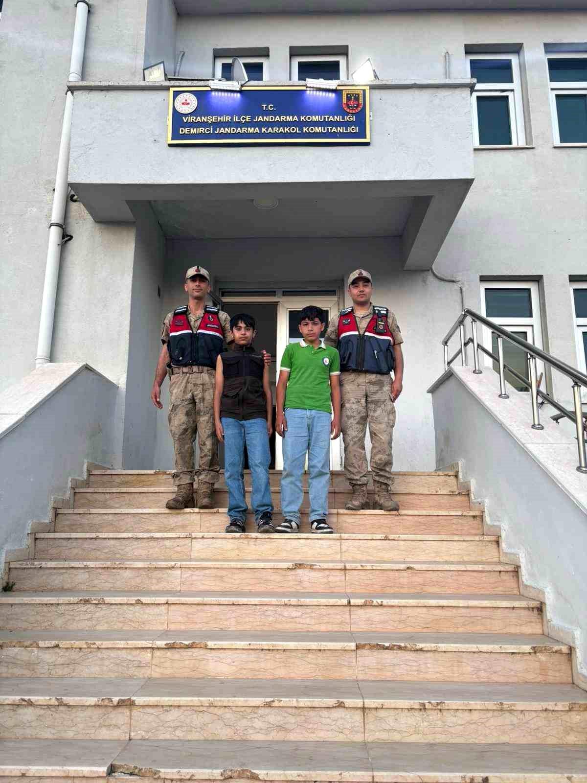 Viranşehir’de Jandarmadan Dikkatli Devriye: Yol Kenarında Bulunan 2 Kayıp Çocuk Ailelerine Teslim Edildi