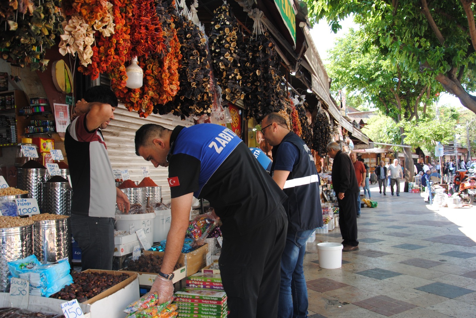 BÜYÜKŞEHİR ZABITASI, BAYRAM ÖNCESİ SIKI DENETİM YAPTI