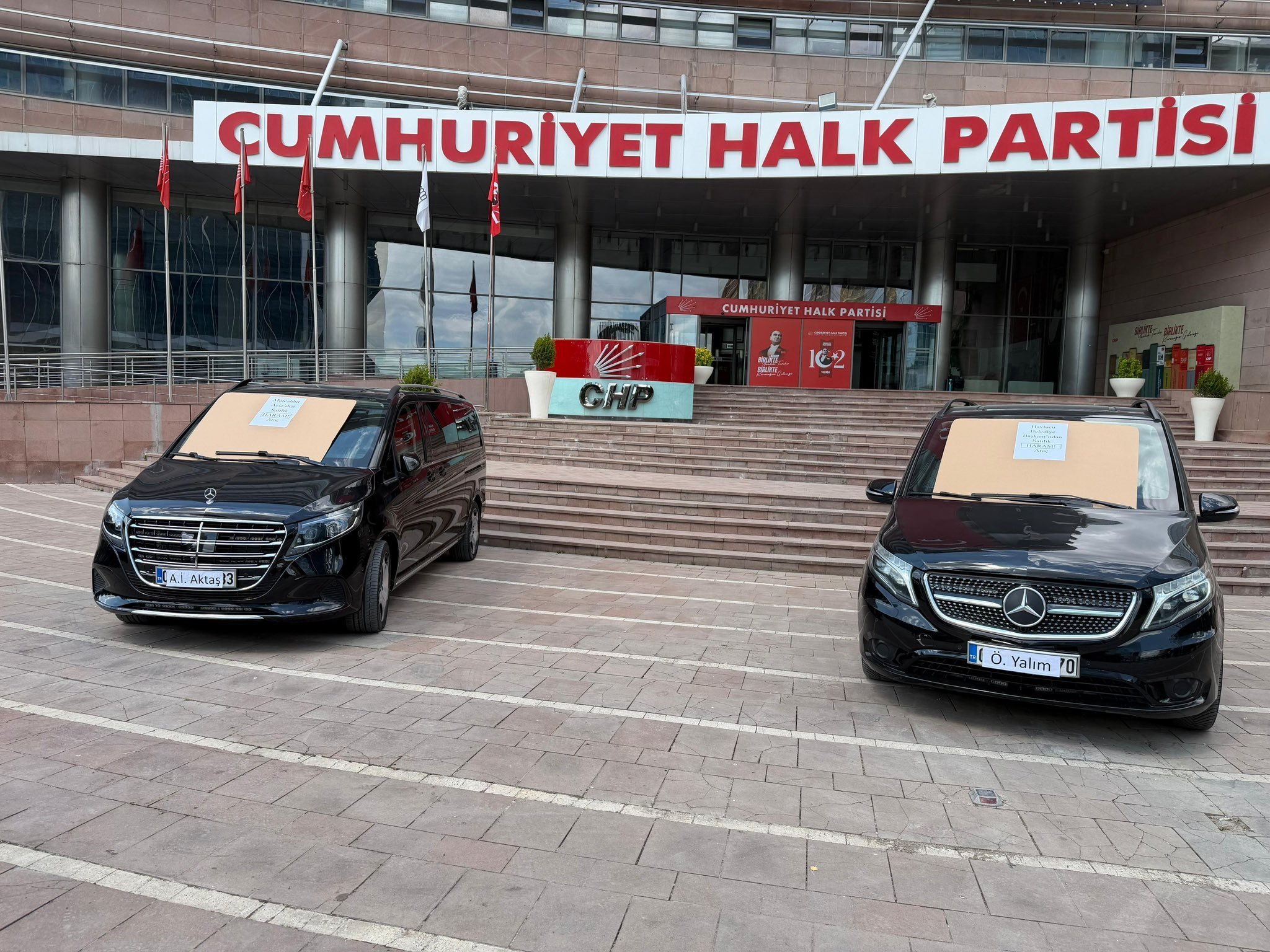 CHP Genel Merkezi Önünde Şok Gelişme: "Satılık Haram Araç"