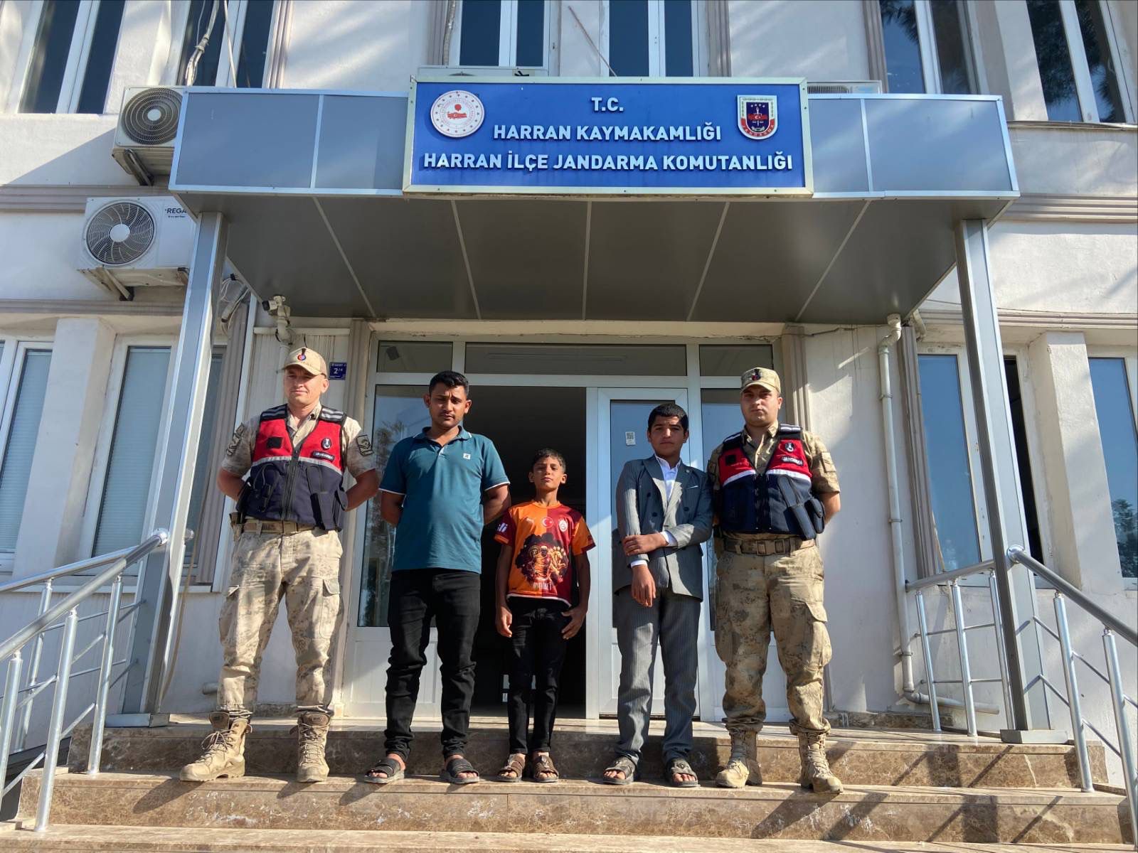 HARRAN’DA MEZARLIĞA GİTMEK İSTERKEN KAYBOLAN 2 ÇOCUK JANDARMA TARAFINDAN BULUNDU
