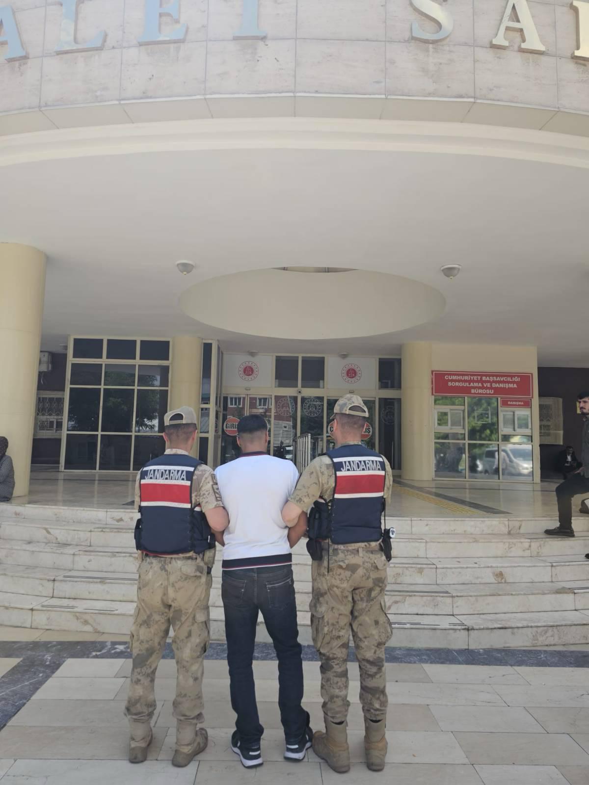 ŞANLIURFA'DA DEV OPERASYON: 27 YIL HAPİS CEZASIYLA ARANAN AZILI HIRSIZ KARAKÖPRÜ'DE YAKALANDI!