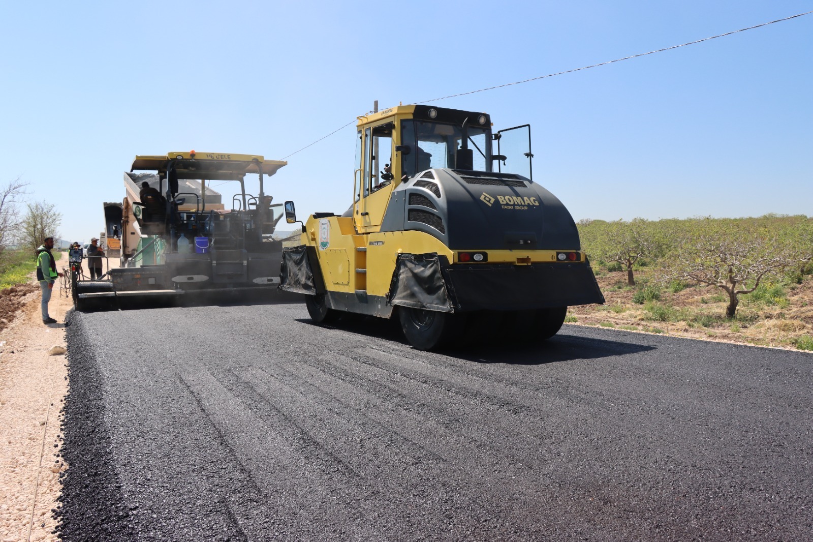 ŞANLIURFA’DA 14 KİLOMETRELİK GRUP YOLUNDA ASFALT SEFERBERLİĞİ SÜRÜYOR