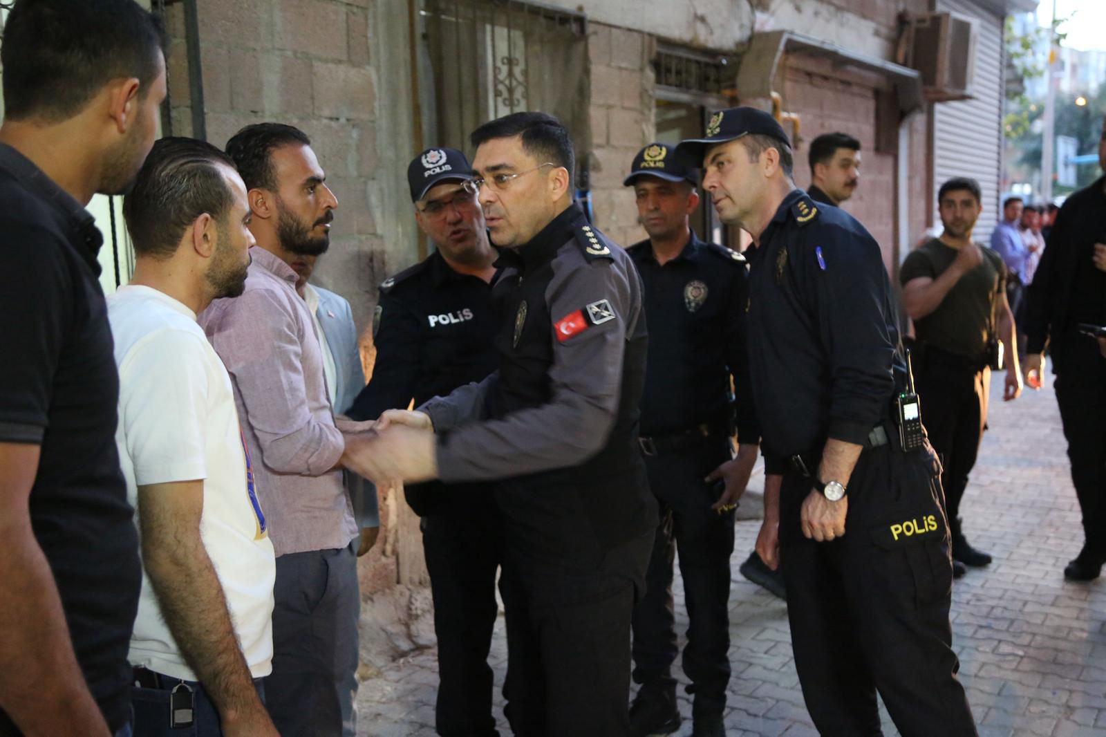 Şanlıurfa’da İnsanlık Ölmedi Dedirten Kahramanlık: Canı Pahasına Kurtardı, Emniyet Müdürü Aileyi Yalnız Bırakmadı
