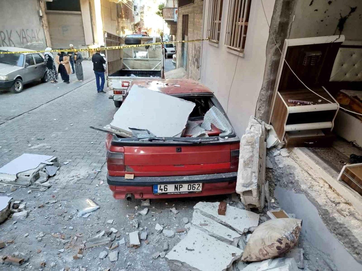 Şanlıurfa’da Korkutan Patlama: Deprem Sandılar, Mutfak Tüpü Çıktı! 1 Yaralı, Araçlar Hurdaya Döndü