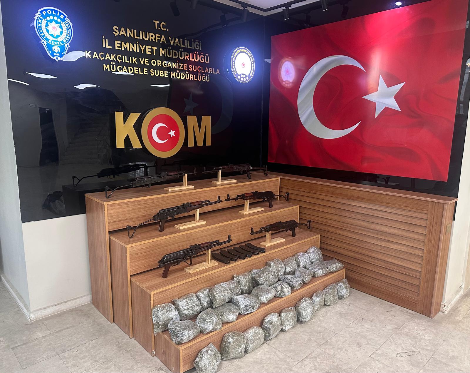 Şanlıurfa'da Dev KOM Operasyonu: Kalaşnikoflar ve Kilolarca Esrar Ele Geçirildi!