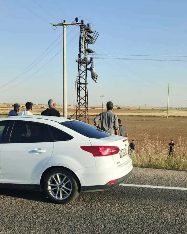 AKÇAKALE'DE KORKU DOLU ANLAR: ELEKTRİK DİREĞİNDE AKIMA KAPILDI!