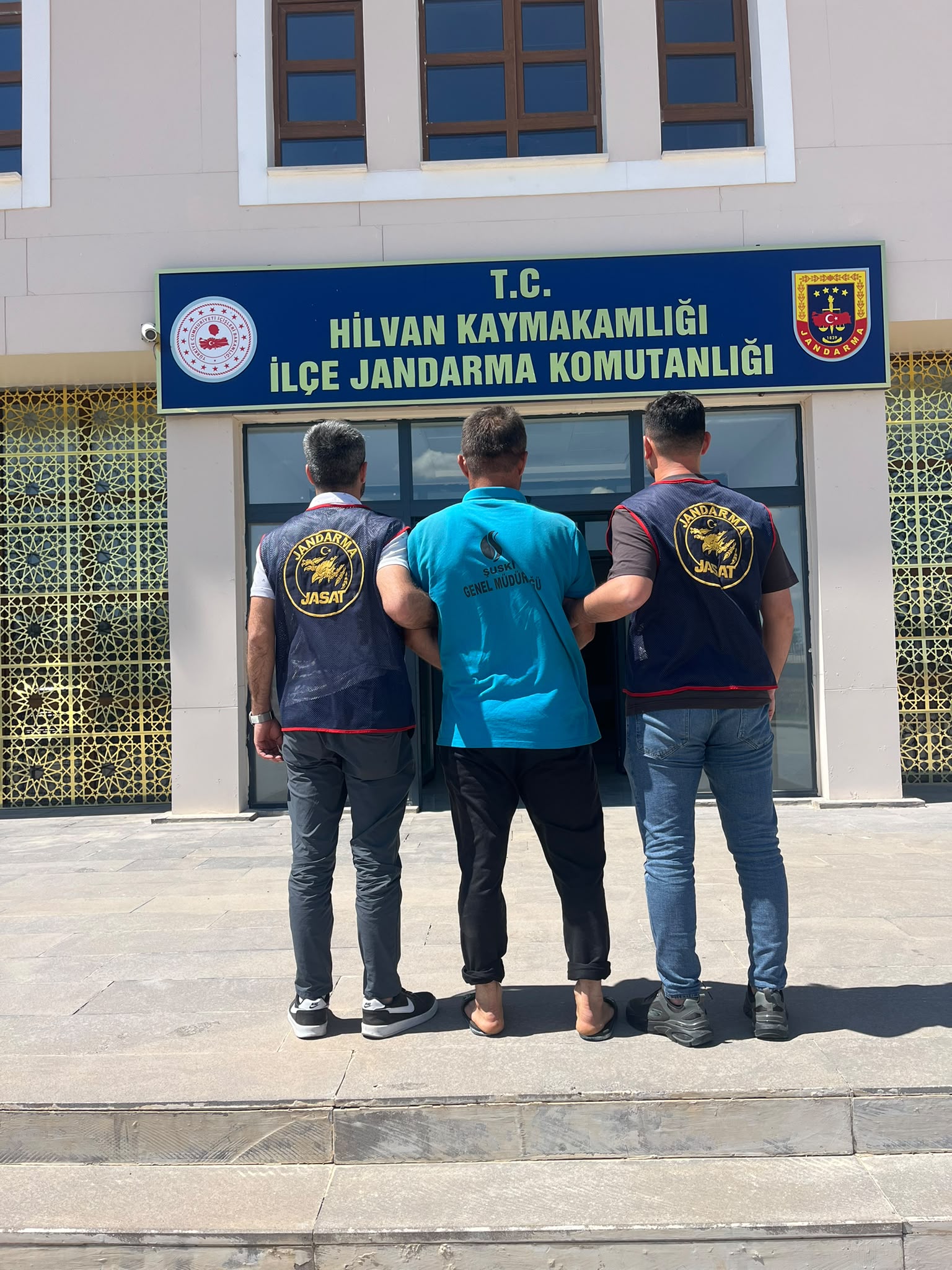 ŞANLIURFA'DA FİLM GİBİ OPERASYON: 27 YIL HAPİS CEZASI BULUNAN KATİL ZANLISI KILIK DEĞİŞTİRMİŞ HALDE YAKALANDI!