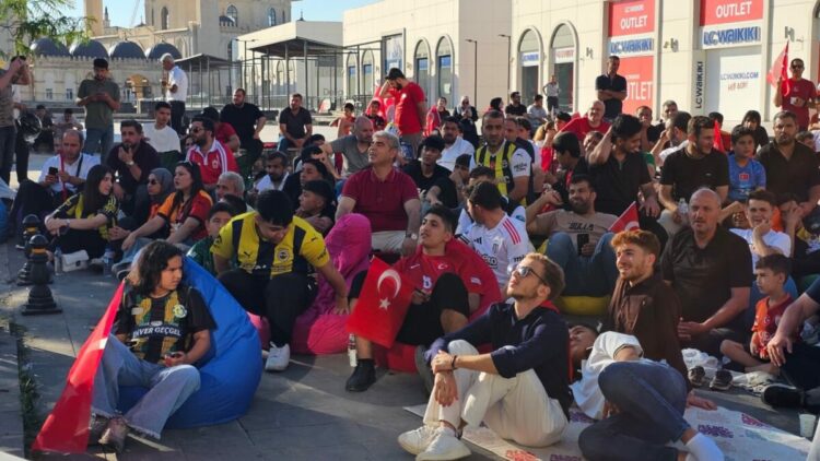 Şanlıurfa’da Milli Coşku: Dev Ekran Karşısında Tek Yürek Oldular!