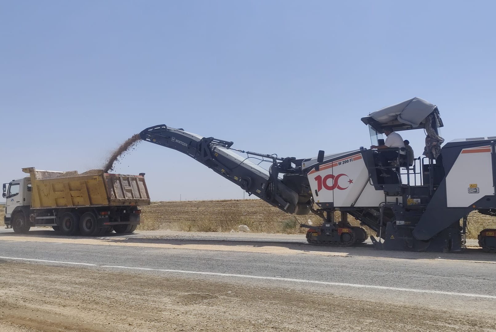 Sosyal Medya Tepki Göstermişti, Vali Şıldak Müjdeyi Verdi: Şanlıurfa-Mardin Hattında Büyük Yol Çalışması Başladı!