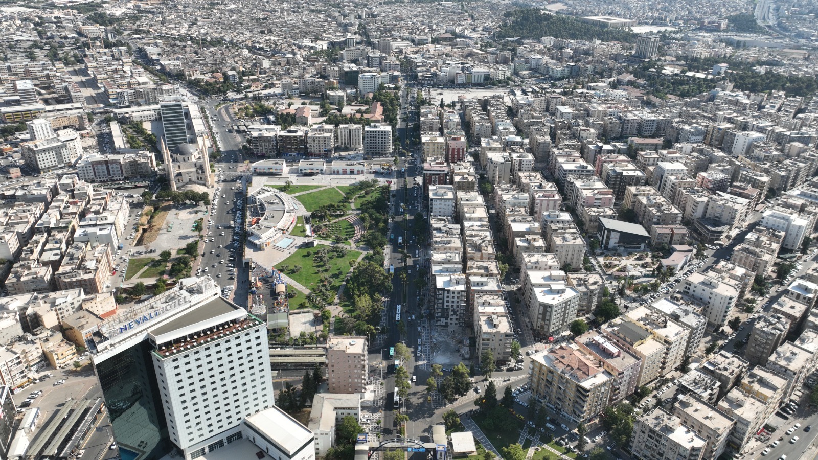 ŞANLIURFA BÜYÜKŞEHİR BELEDİYESİ ATATÜRK BULVARI'NDA ASFALT YENİLEME ÇALIŞMALARINA BAŞLIYOR