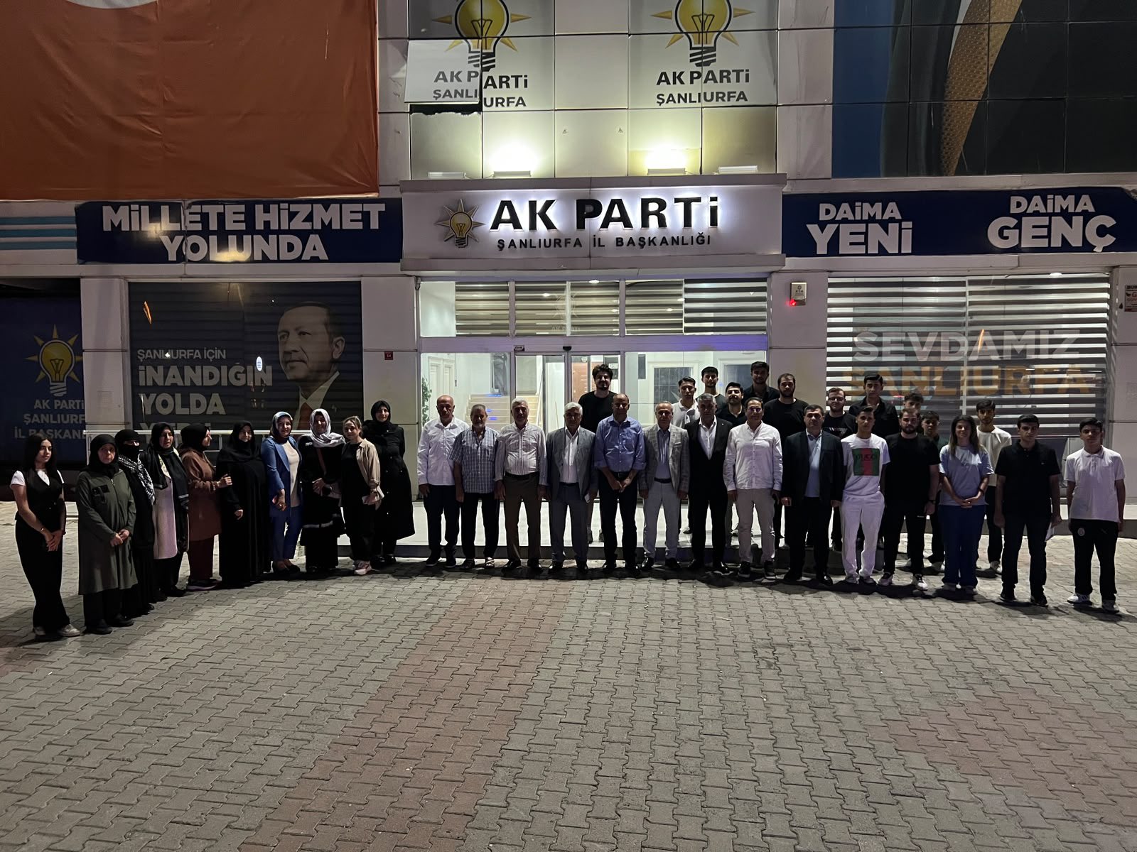Kadın ve Gençlik Kolları Otobüsle, Ana Kademe Uçakla Ankara’ya!