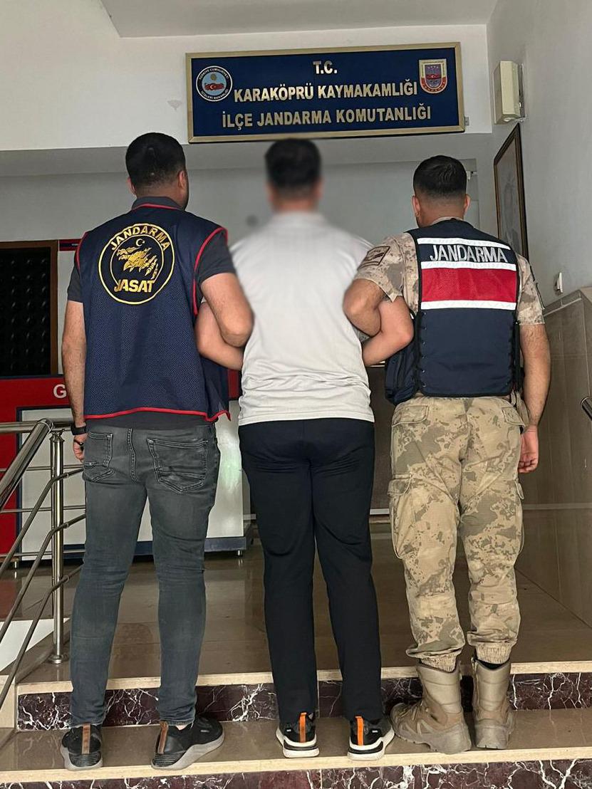 Şanlıurfa’da Kendisini Kamu Görevlisi Olarak Tanıtan Dolandırıcı Yakalandı