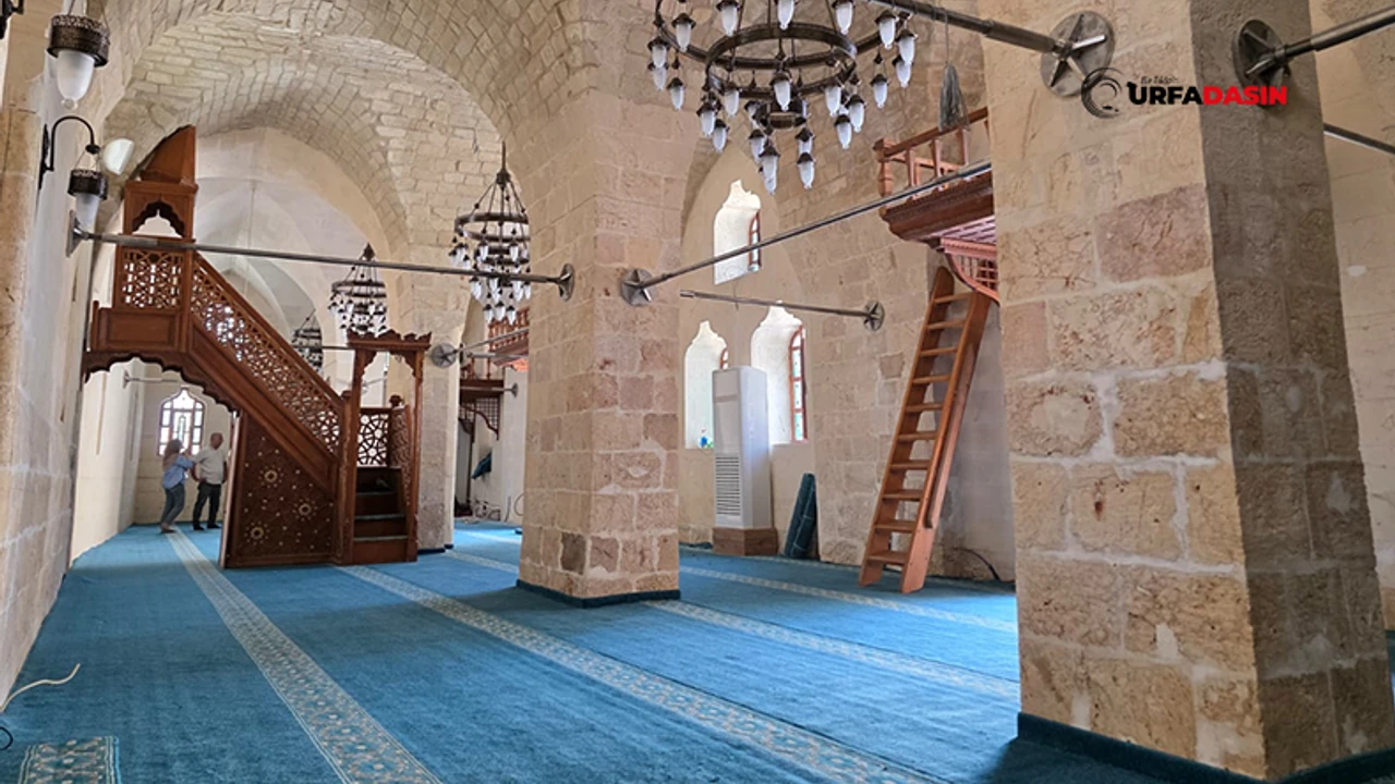 BAKAN ERSOY MÜJDELEMİŞTİ: BİRECİK’TEKİ TARİHİ MAHMUT PAŞA CAMİİ İBADETE AÇILDI