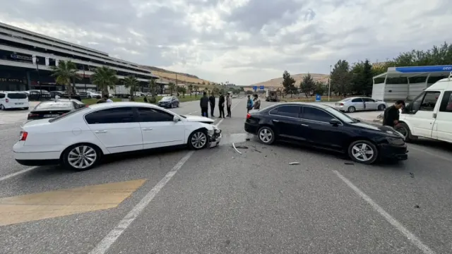 Şanlıurfa Eyyübiye’de 3 Araç Birbirine Girdi!