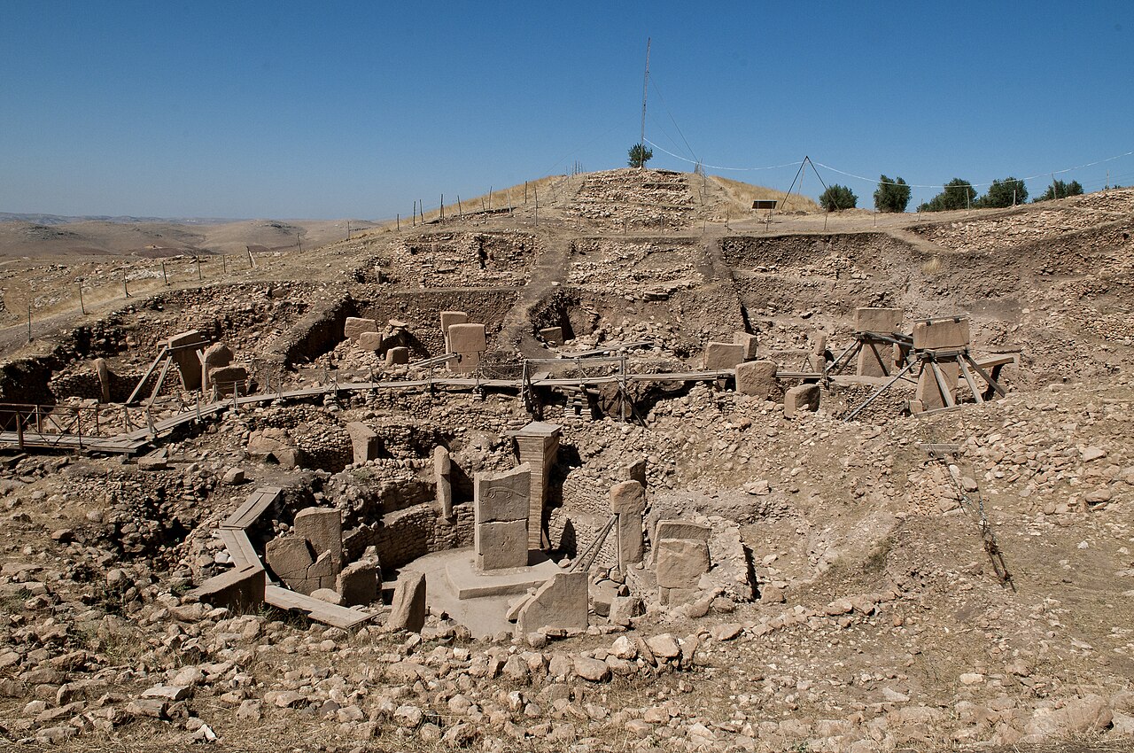 Göbeklitepe kazı alanının önceki dönem genel görünümü; güncel ziyaret düzenini göstermez.