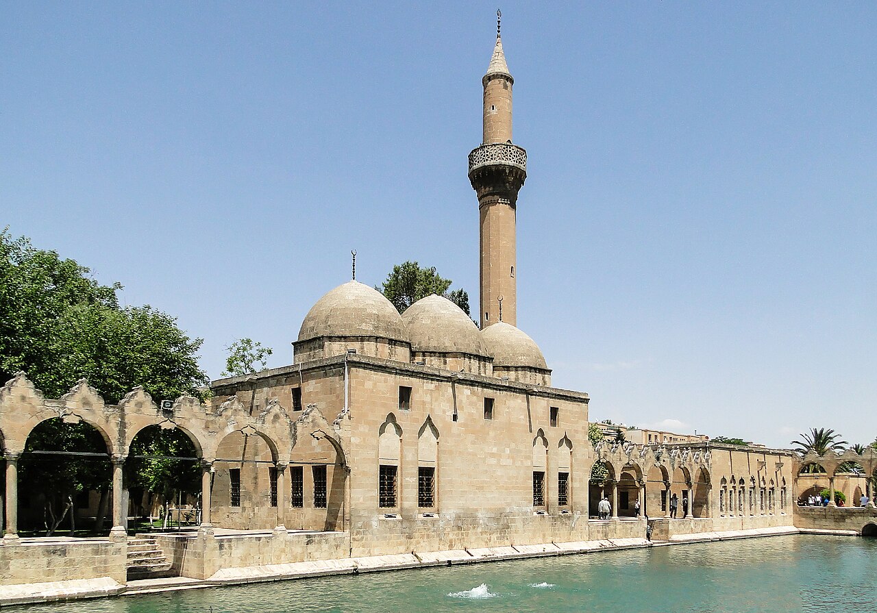 Balıklıgöl kıyısındaki Rızvaniye Camii.