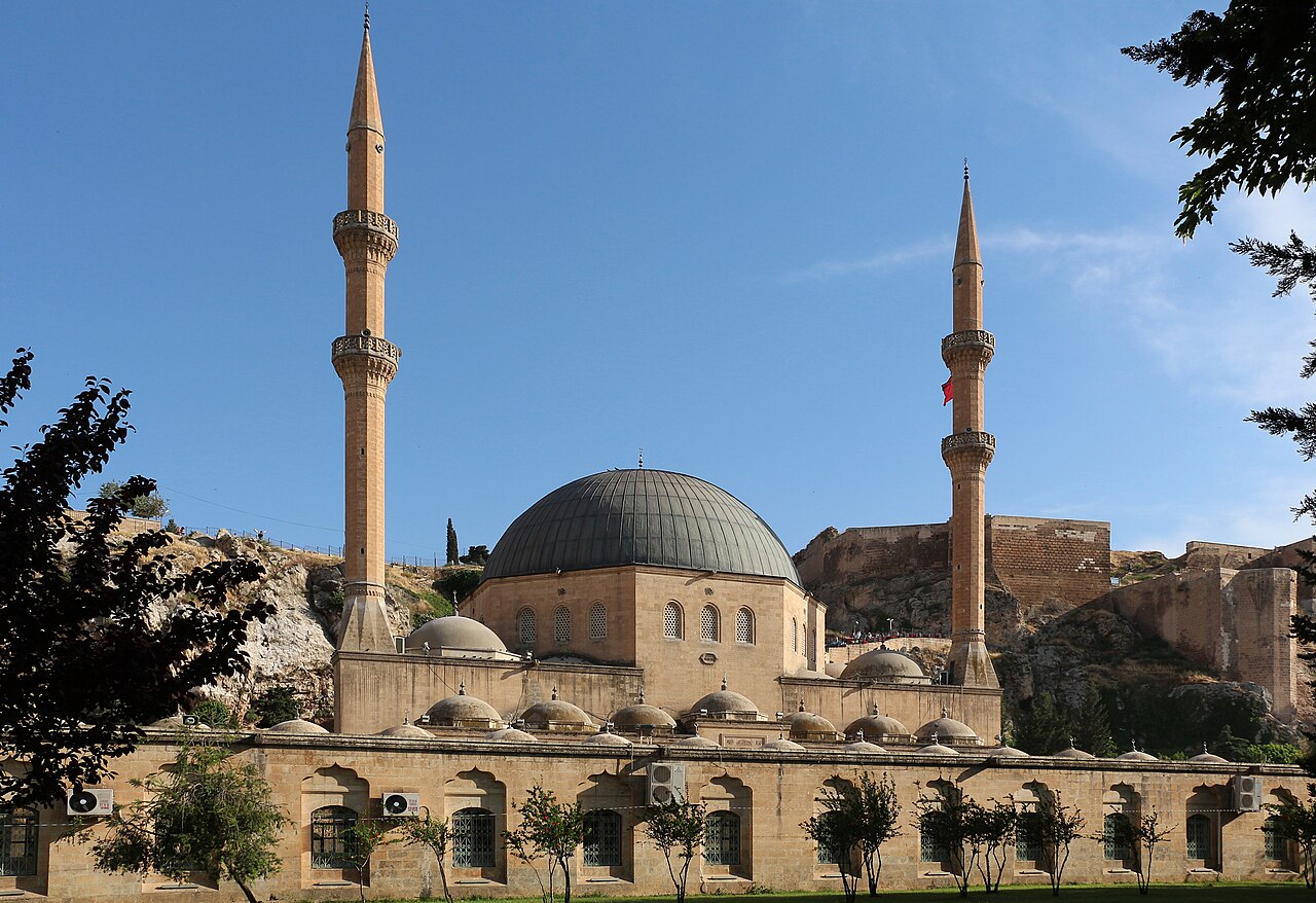 Yeni Mevlid-i Halil Camii; tarihî Dergâh yapısından ayrı olan yeni yapı.