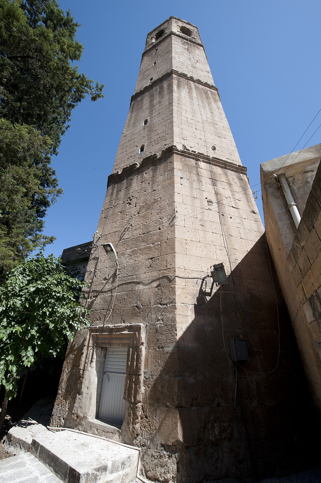 Şanlıurfa Ulu Camii minaresi ve çevresi.