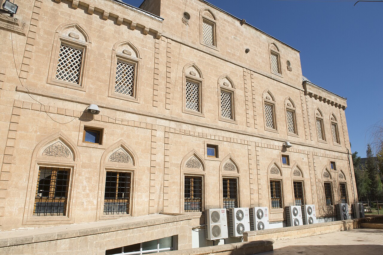 Şanlıurfa kent merkezindeki Eyyüp Peygamber ziyaret alanının dış görünümü.