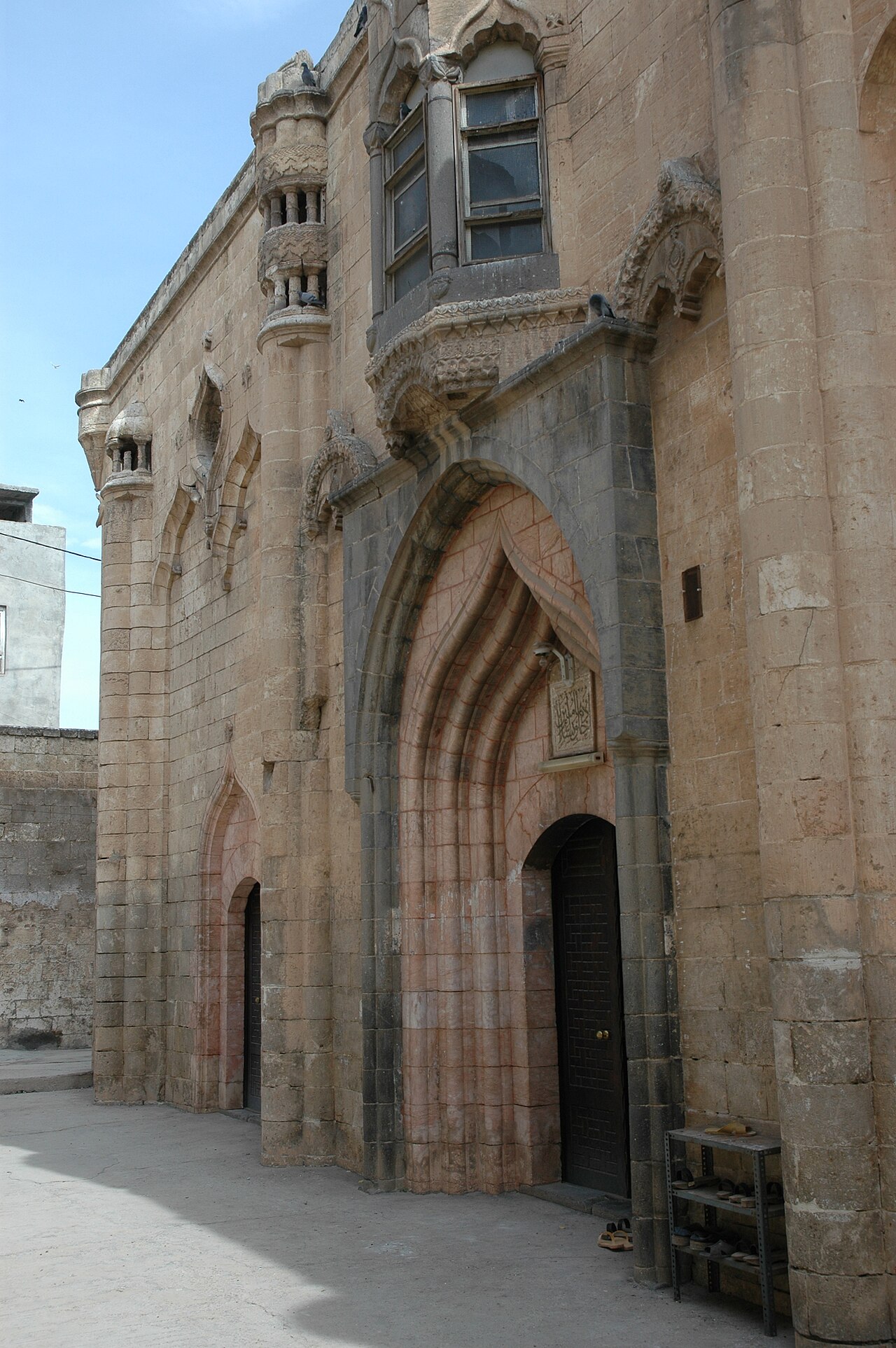 Fırfırlı Camii’nin taş işçiliği ve giriş bölümünden ayrıntı.