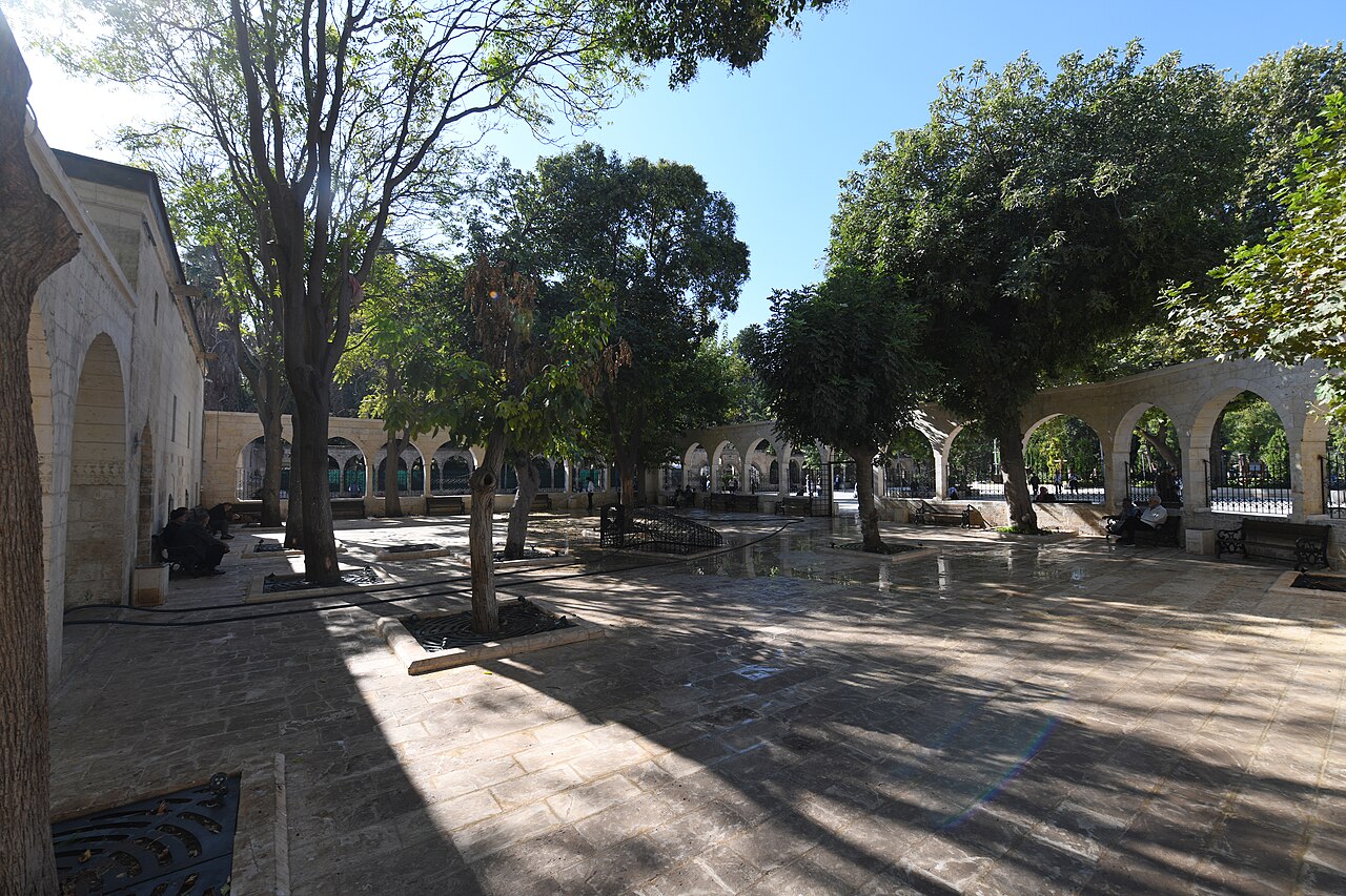Hasan Padişah Camii avlusundan görünüm.