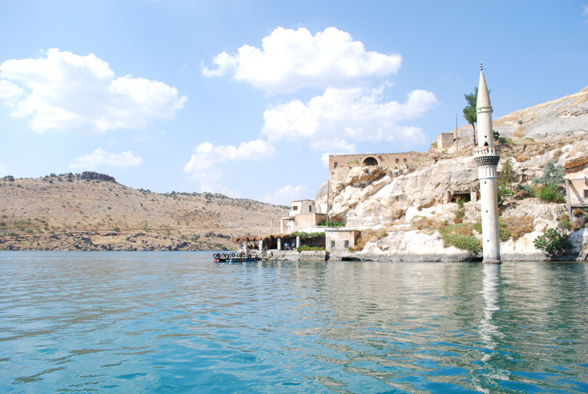 Savaşan’da su çevresinde görülen cami minaresi.
